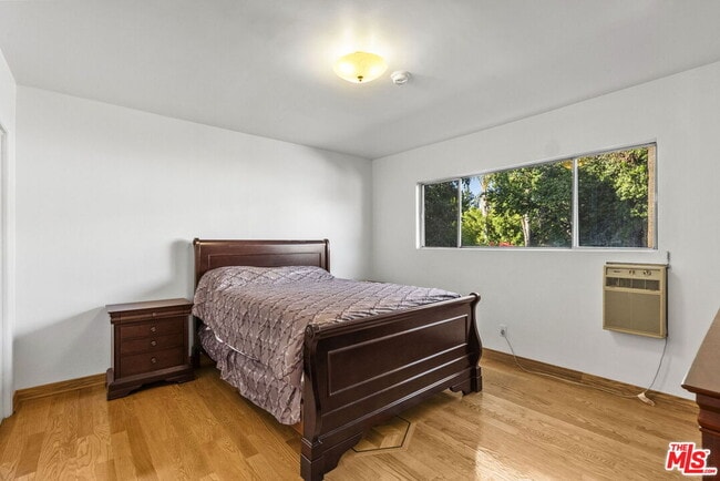 Building Photo - 15529 Moorpark St