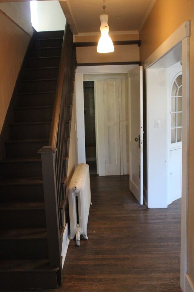 Building Photo - LARGE 3 bedroom in Old Broadmoor