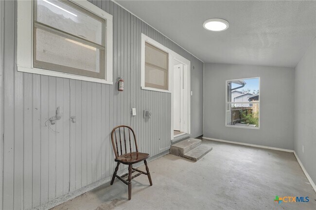Building Photo - 105 E Huebinger St
