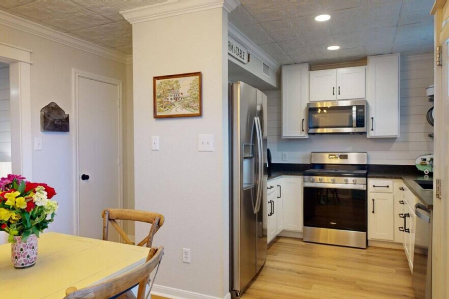 Building Photo - 512 Camp Ct