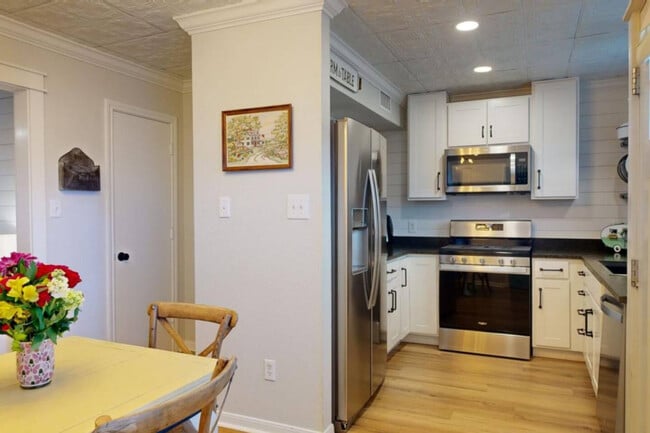 Building Photo - 512 Camp Ct