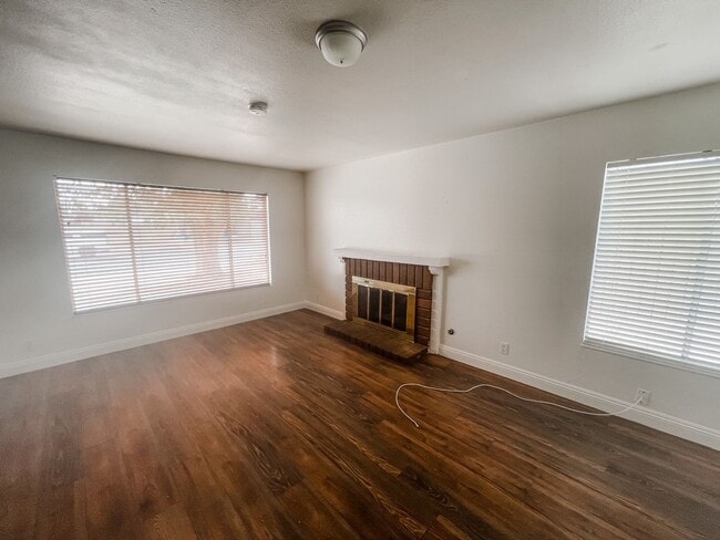 Building Photo - 5 bed/3 bath home in the heart of Spring Valley!