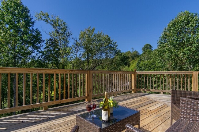 Building Photo - Candler Rental!