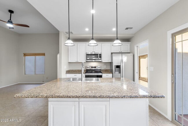 Building Photo - 8841 E Meadow Hill Dr