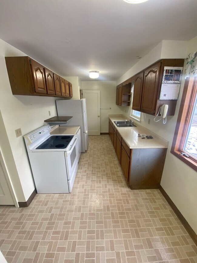 Building Photo - AVAILABLE JUNE - 3 BED 1 BATH