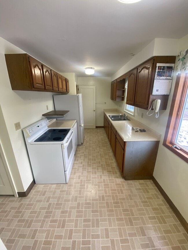 Building Photo - AVAILABLE JUNE 15TH - 3 BED 1 BATH