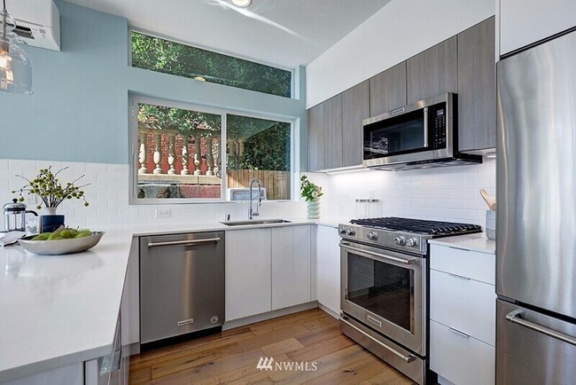 Building Photo - 632 10th Ave E