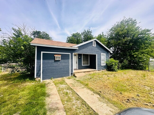 Building Photo - Charming 3 Bedroom Home