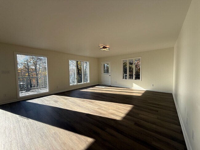 Building Photo - Newly renovated 3 Bedroom 3 Bathroom Home ...