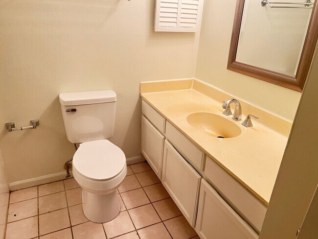 Building Photo - 2.5 Blocks to the Beach! Unfurnished 2 Bedroom, 2 Bath Condo on 1st Floor!
