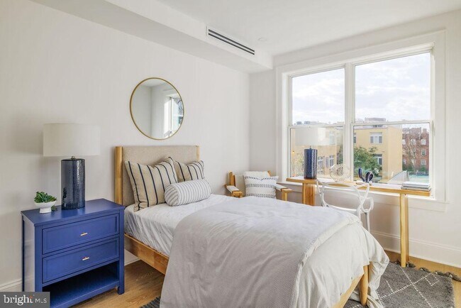 Building Photo - 2460 Ontario Rd NW