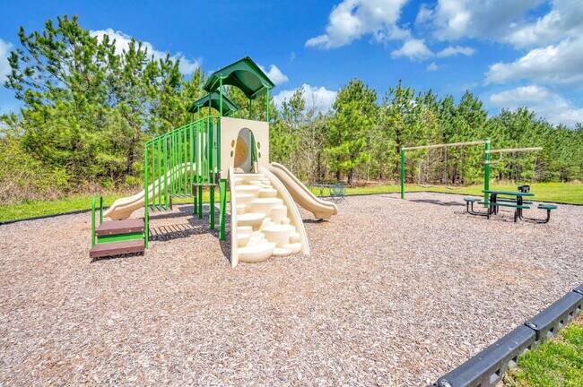 Building Photo - Spacious 3-Bedroom Rental in Sought-After ...