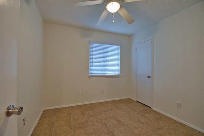 Building Photo - 12100 Lavinia Ln