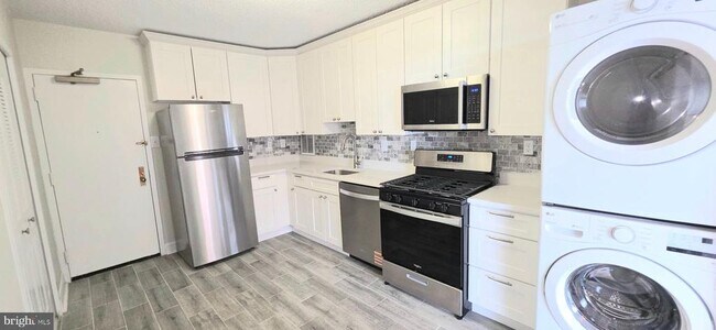 Building Photo - 3705 S George Mason Dr