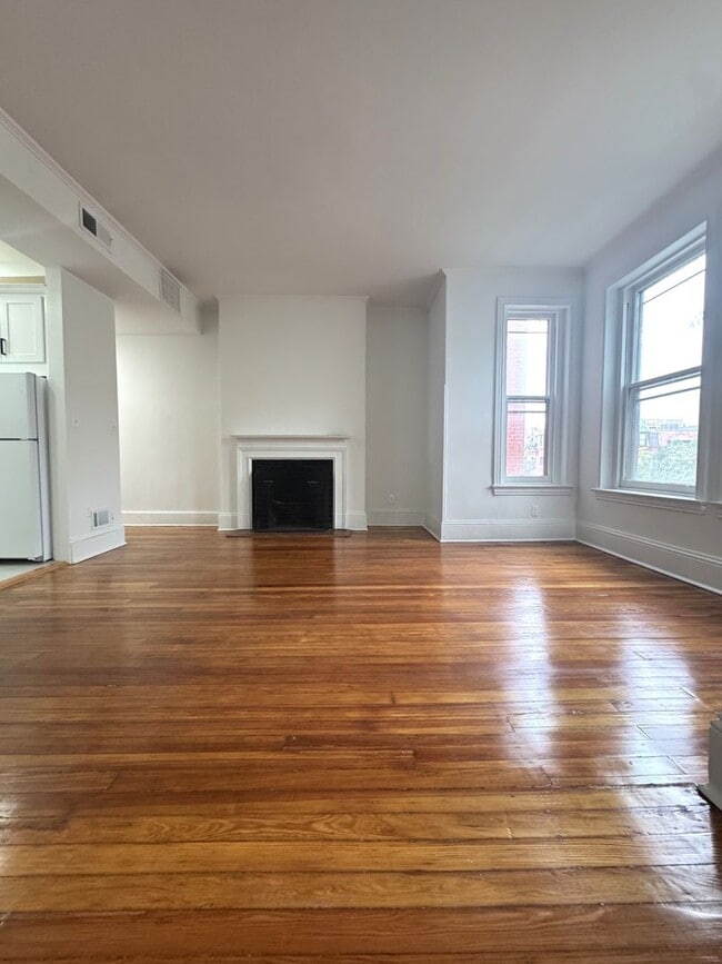 Building Photo - Fabulous Large Renovated 1BR/1BA in Histor...