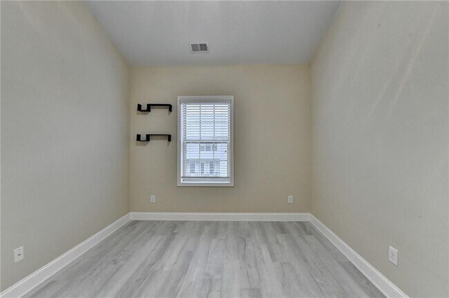 Building Photo - 2405 Tenor Ln