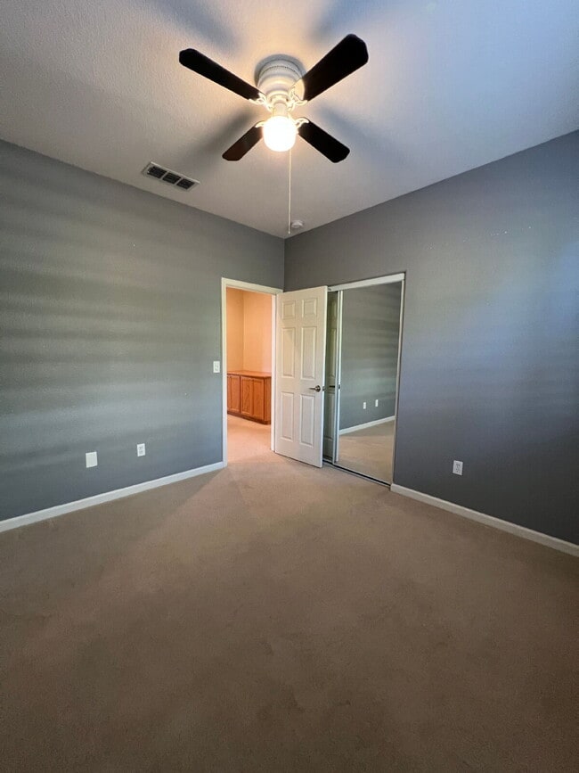 Building Photo - Tracy: $2839 3 bedroom 2 bath single story...