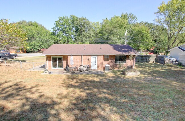 Building Photo - 554 Roselawn Dr