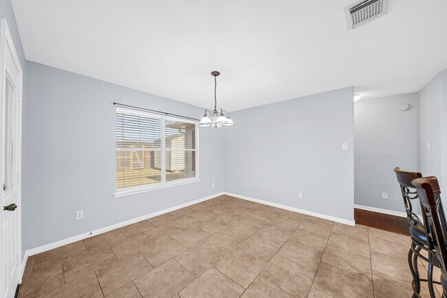 Building Photo - 5811 Vineyard Hill Dr