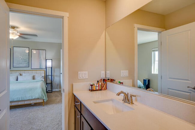Building Photo - NEWER THREE BEDROOM IN ORCHARDS