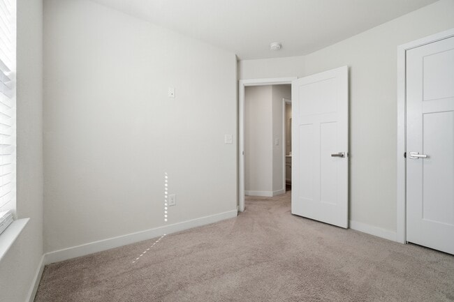 Building Photo - 266 Foxglove Dr