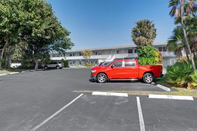 Building Photo - 751 Pine Dr