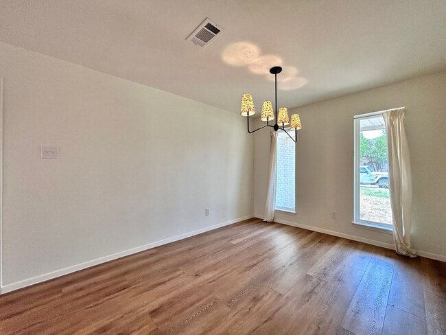 Building Photo - 4 Bed / 2 Bath Home with Covered Porch, Su...