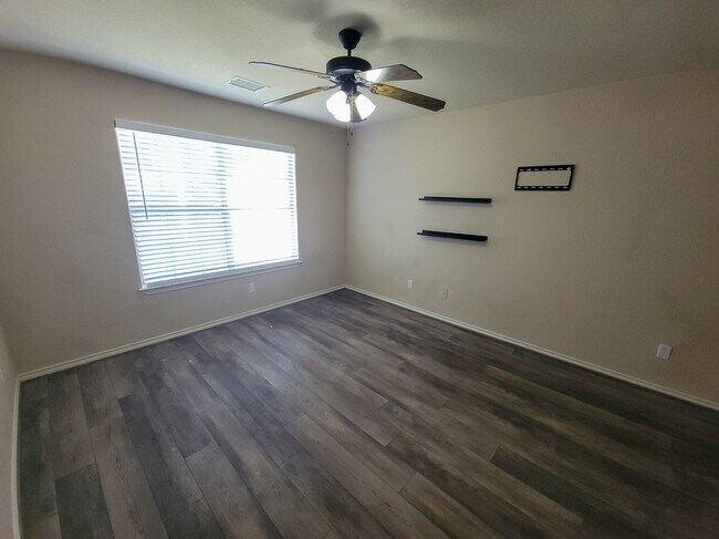 Building Photo - 115 Sendero Dr