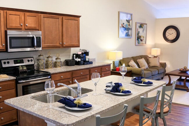 Spacious, Eat-In Kitchens - Redwood Fort Wayne Noyer Road