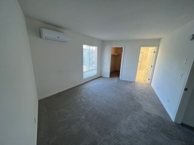 Building Photo - Beautifully Remolded 3 Bed 2.5 Bath Townhome!