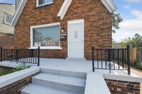 Building Photo - $1350 3 bedroom