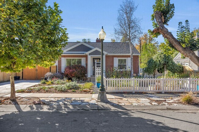 Primary Photo - Stunning Single Family Home In Excellent L...