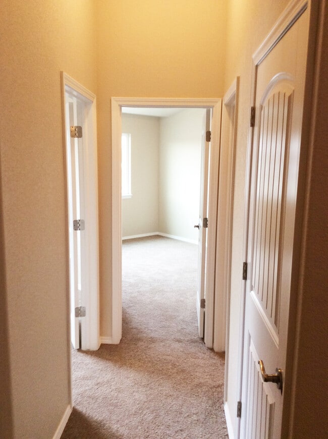 Building Photo - District 20 Townhome!!