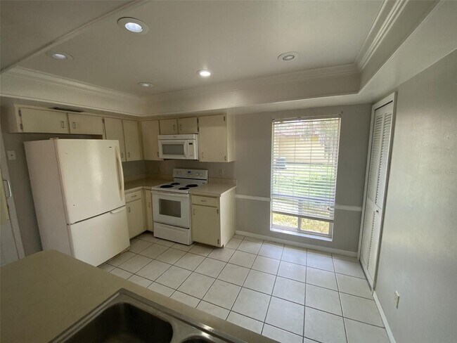 Building Photo - 2 bed 2 bath With Private Courtyard