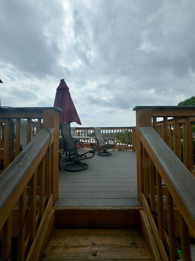 Building Photo - Inviting 3-Bedroom Single Family Townhome ...