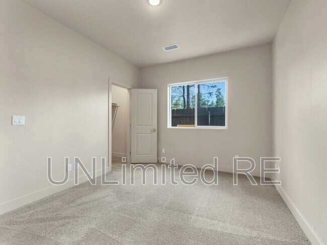 Building Photo - 2539 W Josselyn Dr
