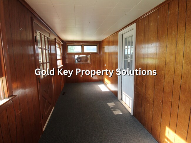 Building Photo - Spacious 2 BR 1 BA House with Central Air and Enclosed Porch (SECTION 8 APPROVED)