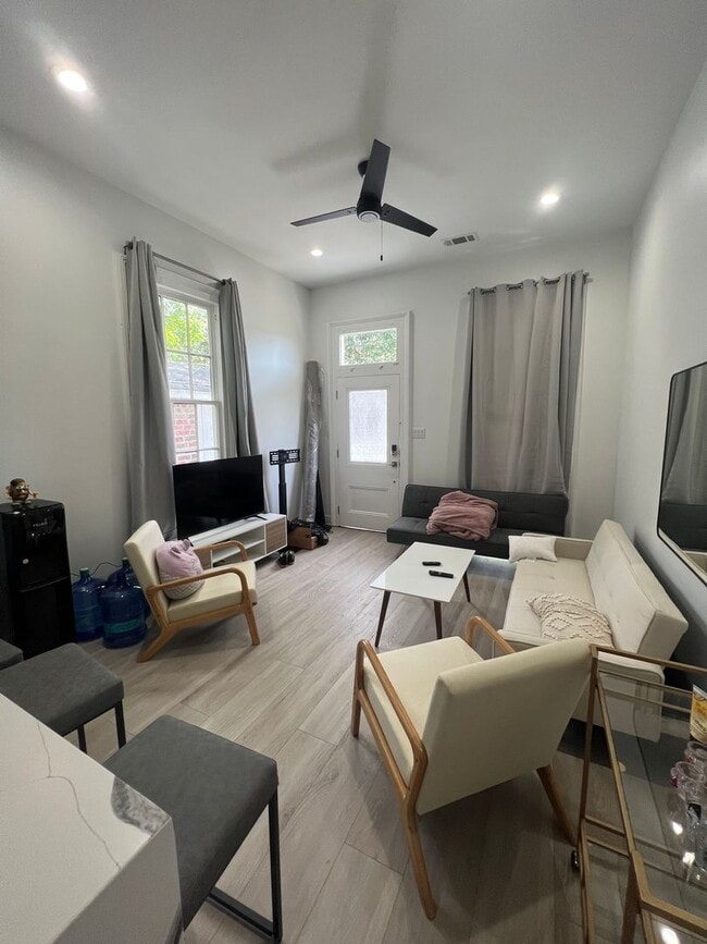 Building Photo - New Renovated 5bd/2ba Near Campus with Sha...