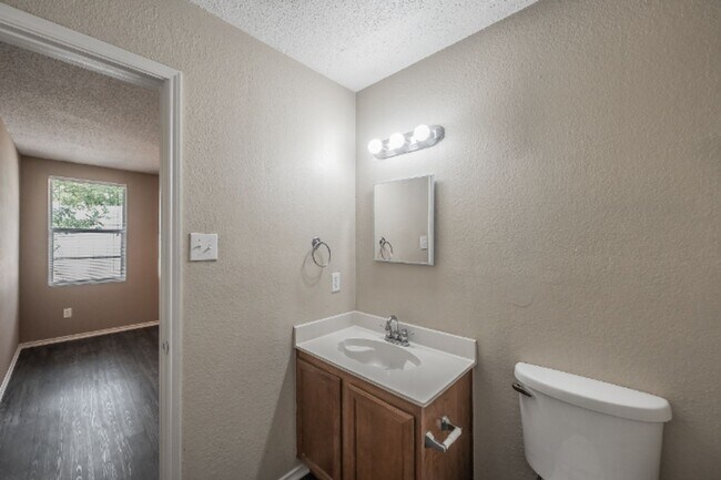 Building Photo - 3327 Clydesdale Dr
