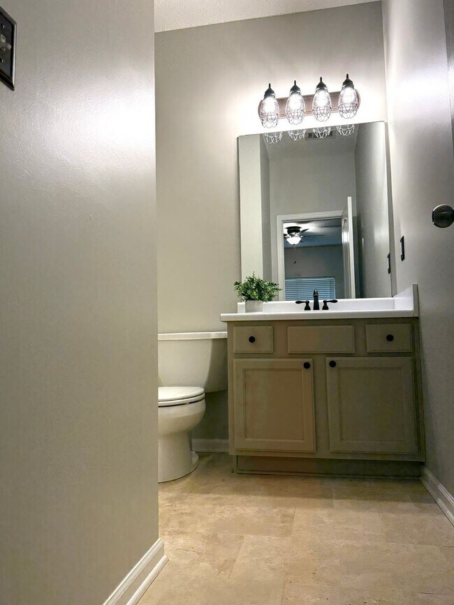 Building Photo - Renovated  3 Bed 3.5 Bath Town Home