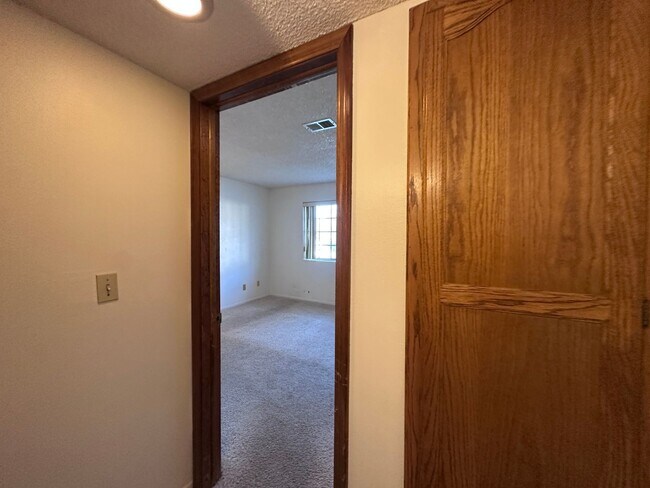 Building Photo - 2BB 2BA Condominium, Utilities Included