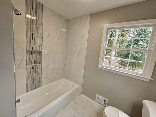 Building Photo - 999 Braselton Hwy