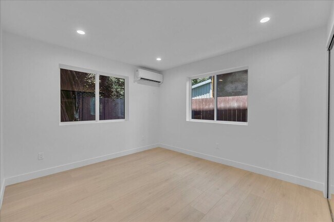 Building Photo - 6915 Encino Ave