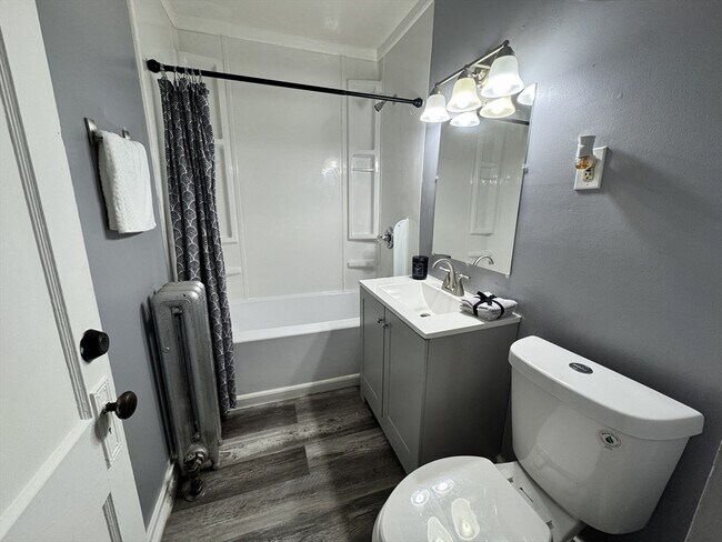 Building Photo - 134-136-136 Woodlawn St