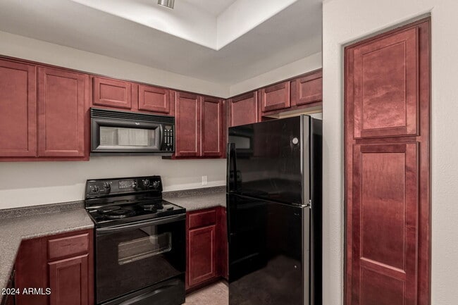 Building Photo - Immaculate Lakewood Community Condo