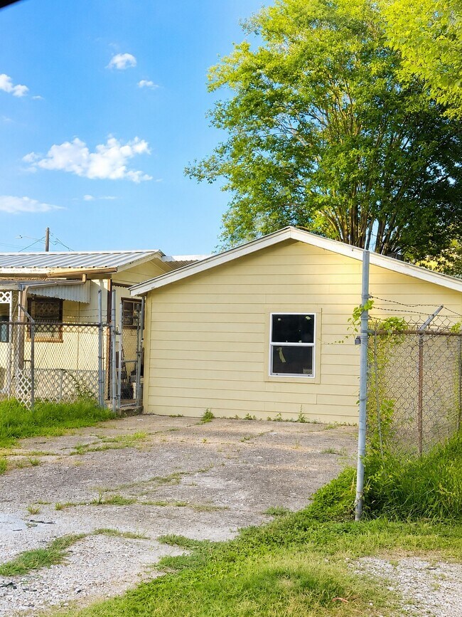 Building Photo - 635 Nancy Rose St