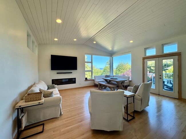 Building Photo - This gorgeous Bainbridge home is available starting mid July