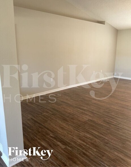 Building Photo - 917 Yellowbird Ave