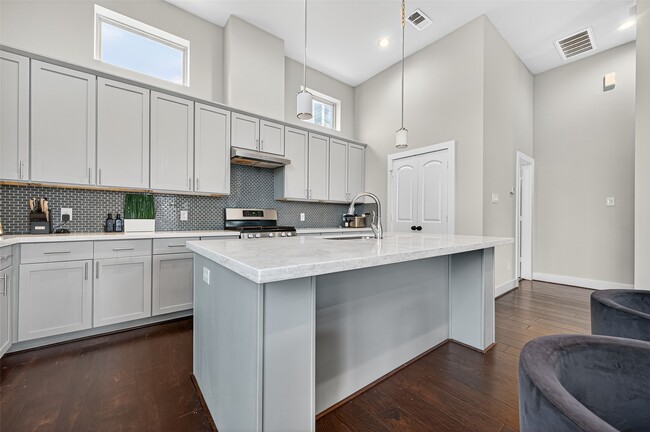Building Photo - 1205 Wrightwood St