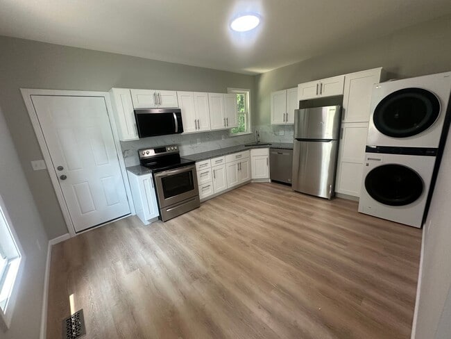 Building Photo - BEAUTIFUL RENOVATED NEW 3 BEDROOM HOUSE MI...